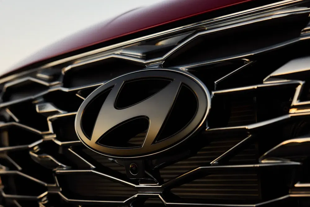 Calandre Hyundai avec logo distinctif en gros plan sur voiture moderne.
