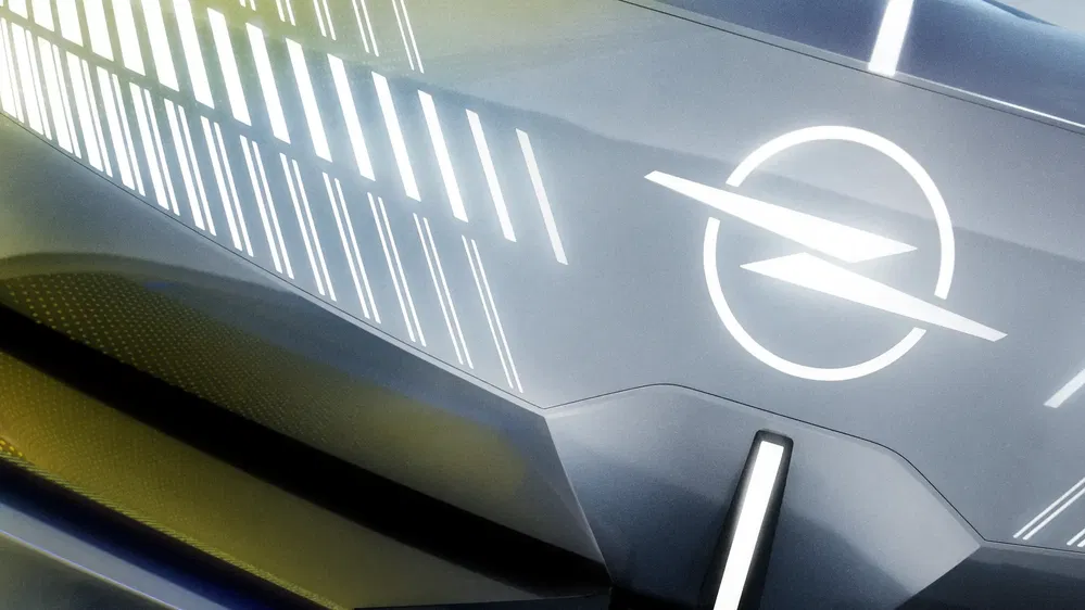 Détail du logo Opel sur un concept-car moderne avec éclairage futuriste.