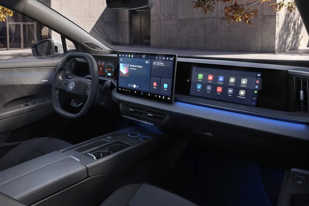 Intérieur moderne d'une Volkswagen avec tableau de bord numérique, double écran tactile intégré.