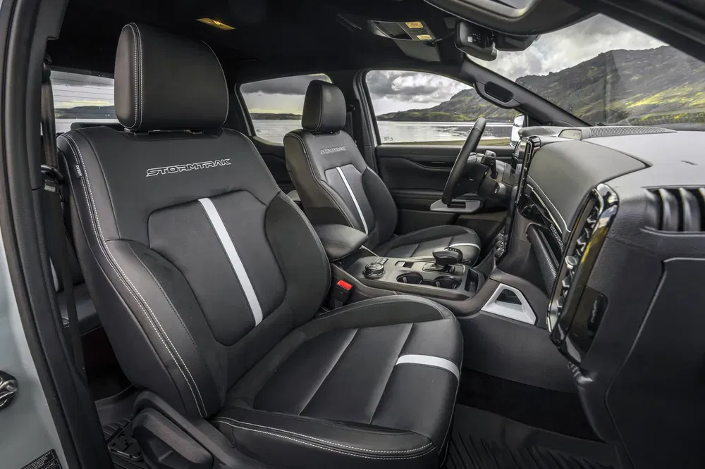 Luxe interieur van de Ford Stormtrak met zwarte leren stoelen en zilveren accenten.