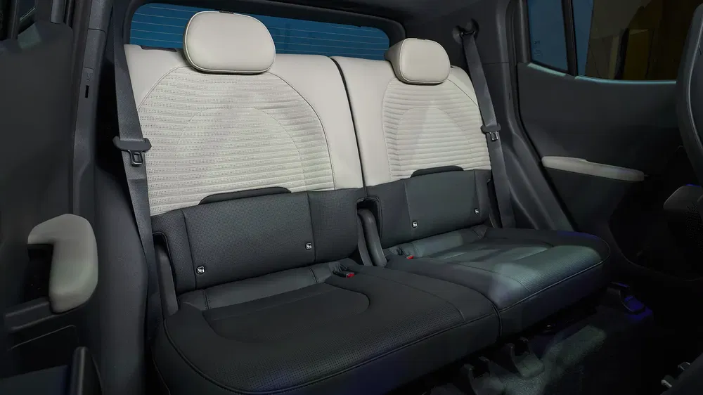 Banquette arrière de la Citroën e-C3, design bicolore moderne et confortable.