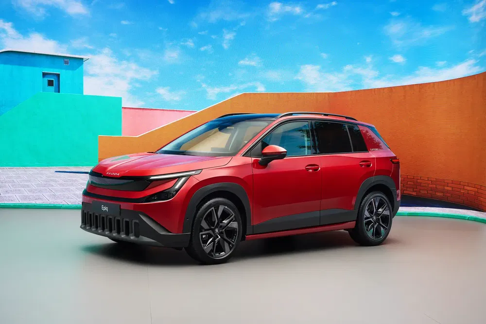 SUV Chery eQX rouge avec arrière-plan coloré, ciel bleu vif.
