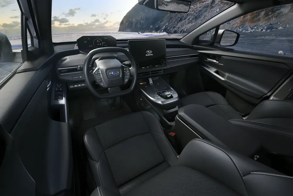Intérieur élégant de la Subaru Solterra, vue sur l'océan à travers le pare-brise.