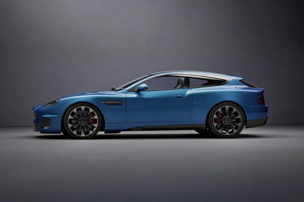 {"fr":"Voiture bleue Aston Martin avec jantes noires et design élégant, profil latéral.","nl":"Blauwe Aston Martin auto met zwarte velgen en stijlvol ontwerp, zijaanzicht."}