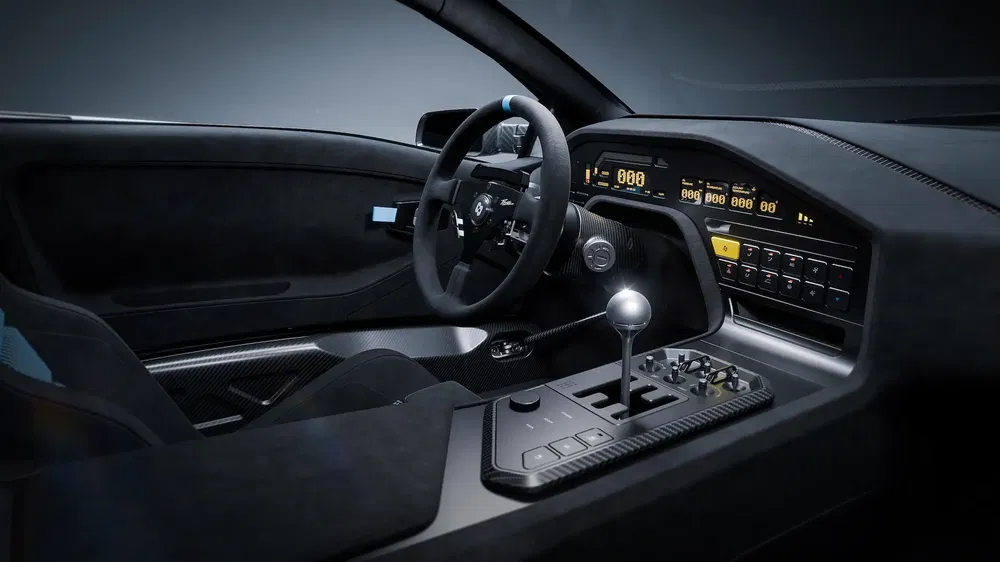 Interieur van de Polestar Synergy met moderne stuur en digitaal dashboard.