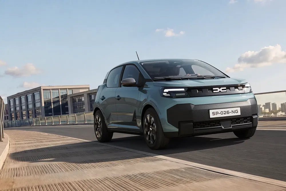 Compact SUV Dacia Sandero sur un pont urbain en journée, design moderne et dynamique.