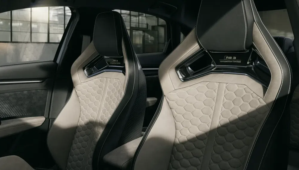 Sièges sport Audi RS3 avec motif nid d'abeille, intérieur luxueux et moderne.