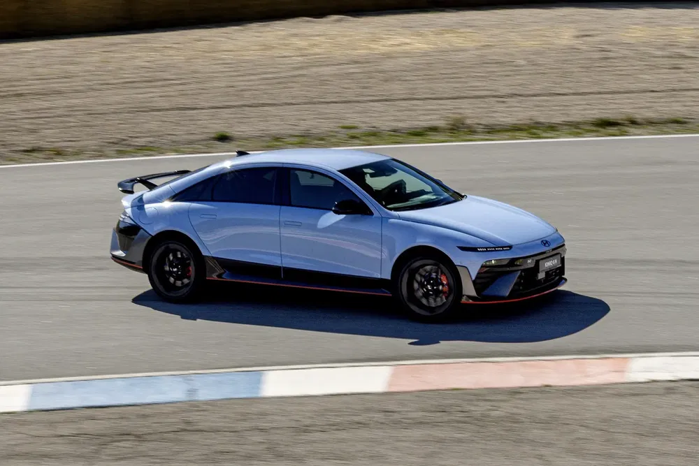 Hyundai Ioniq en mouvement sur une piste de course avec design aérodynamique.