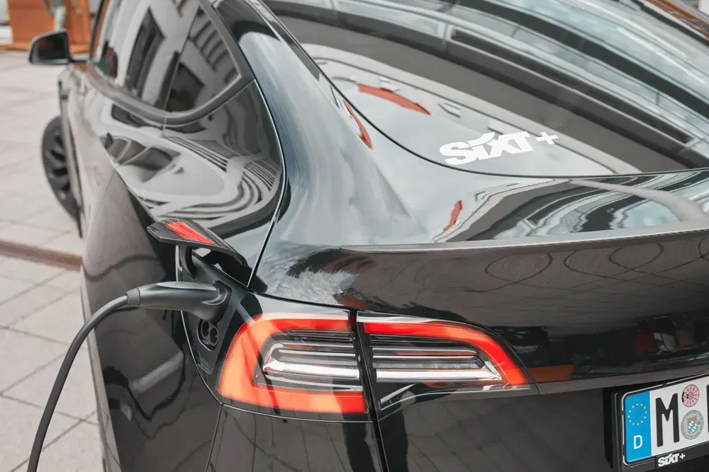 {"fr":"Tesla Model S noir en charge, gros plan sur le port de recharge arrière.","nl":"Zwarte Tesla Model S aan het opladen, close-up van de laadpoort aan de achterkant."}