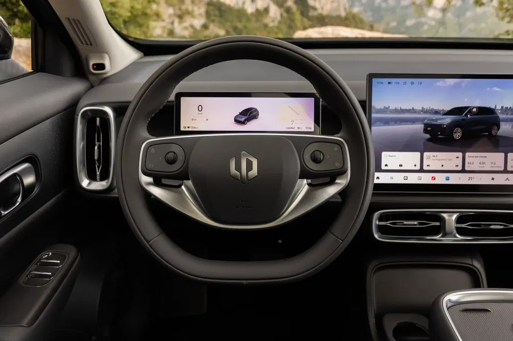 Intérieur voiture Zeekr avec volant moderne et écran tactile intégré.