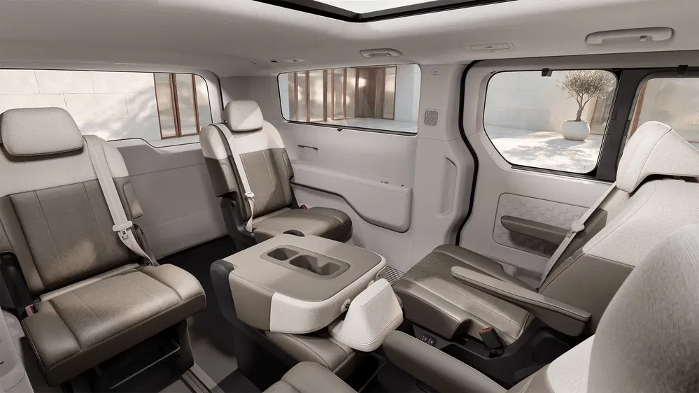 Intérieur spacieux du Hyundai Staria avec sièges modulables et console centrale moderne.