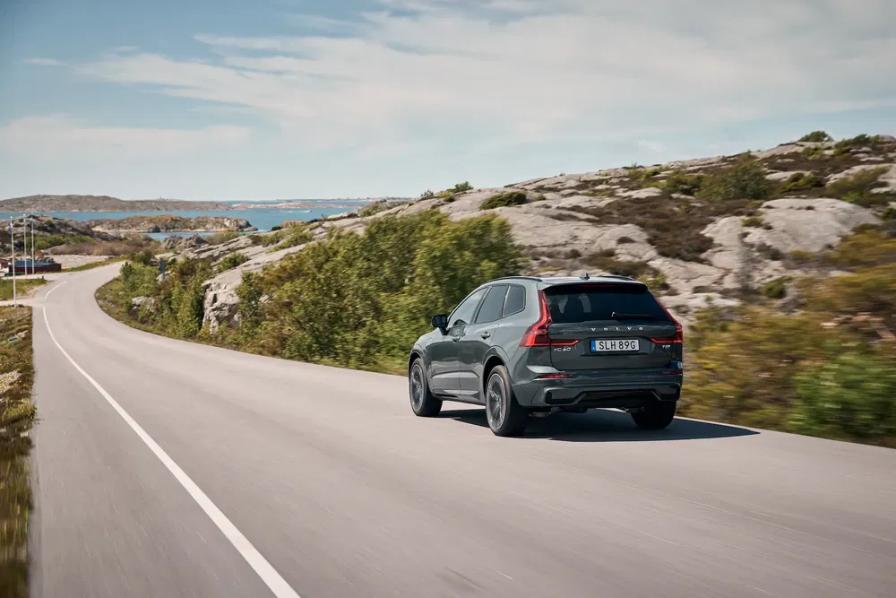 {"fr":"Volvo XC60 roulant sur une route côtière pittoresque avec ciel dégagé et paysages rocheux.","nl":"Volvo XC60 rijdt op een schilderachtige kustweg met heldere lucht en rotsachtig landschap."}