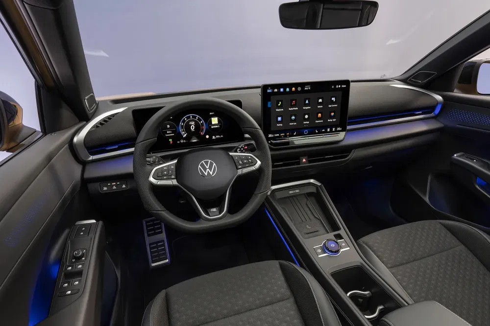 Intérieur moderne de la Volkswagen ID avec volant et affichage numérique élégants.