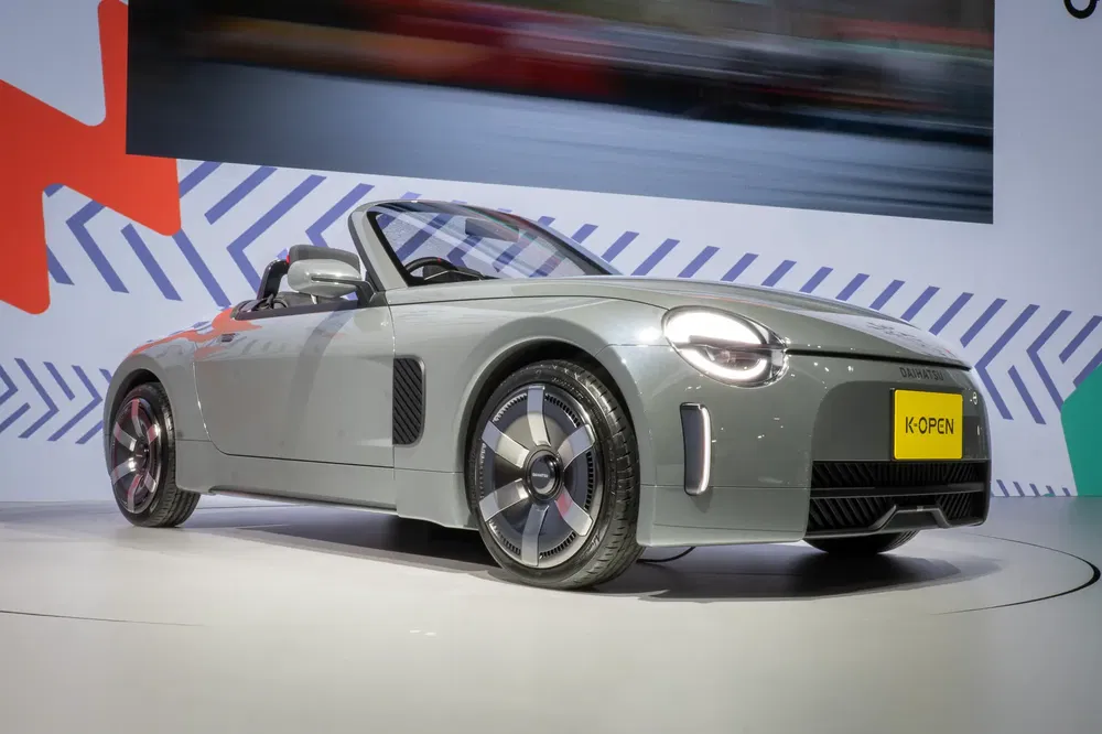 {"fr":"Daihatsu Kopen cabriolet moderne sur scène, design élégant avec phares LED distinctifs.","nl":"Daihatsu Kopen cabriolet op podium, modern ontwerp met opvallende LED-koplampen."}