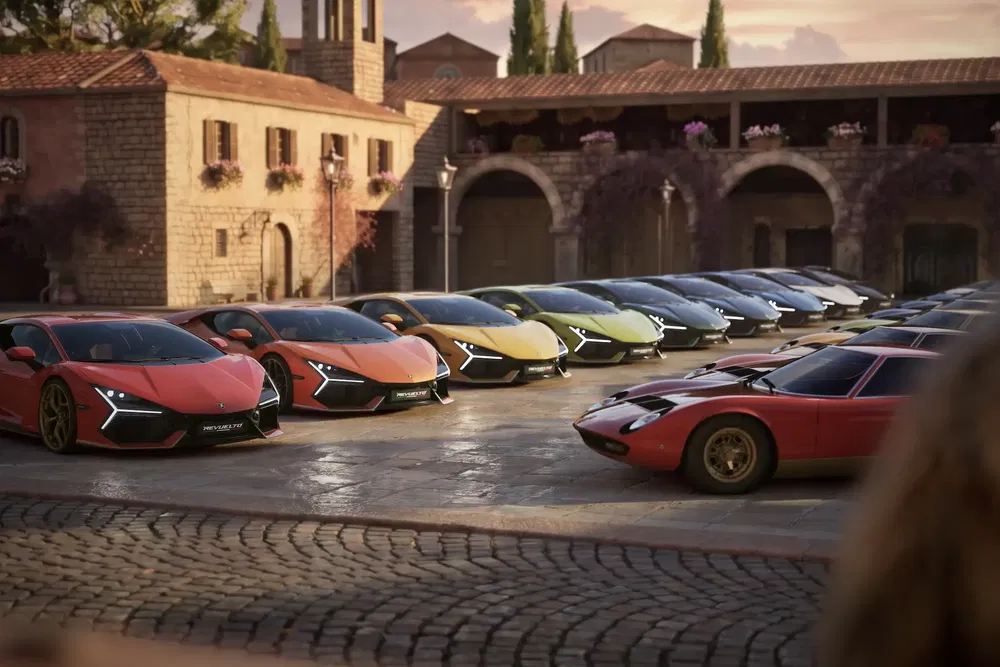 Rassemblement de voitures Lamborghini Revuelto et Miura devant un bâtiment historique en Italie.