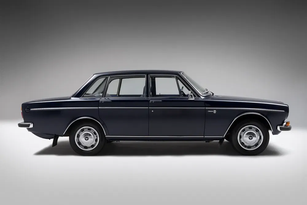 Zijaanzicht van een klassieke donkerblauwe Volvo 164, elegante stijl uit de jaren 70.