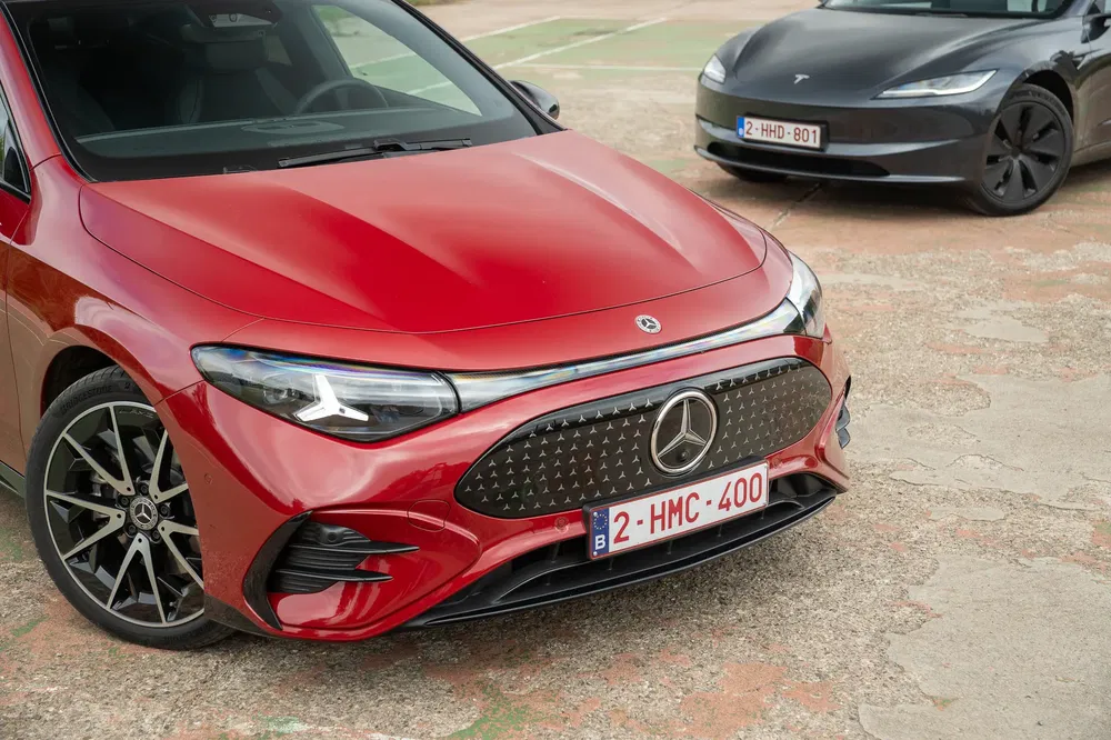 Voitures Mercedes et Tesla garées, montrant design moderne et styles distincts.