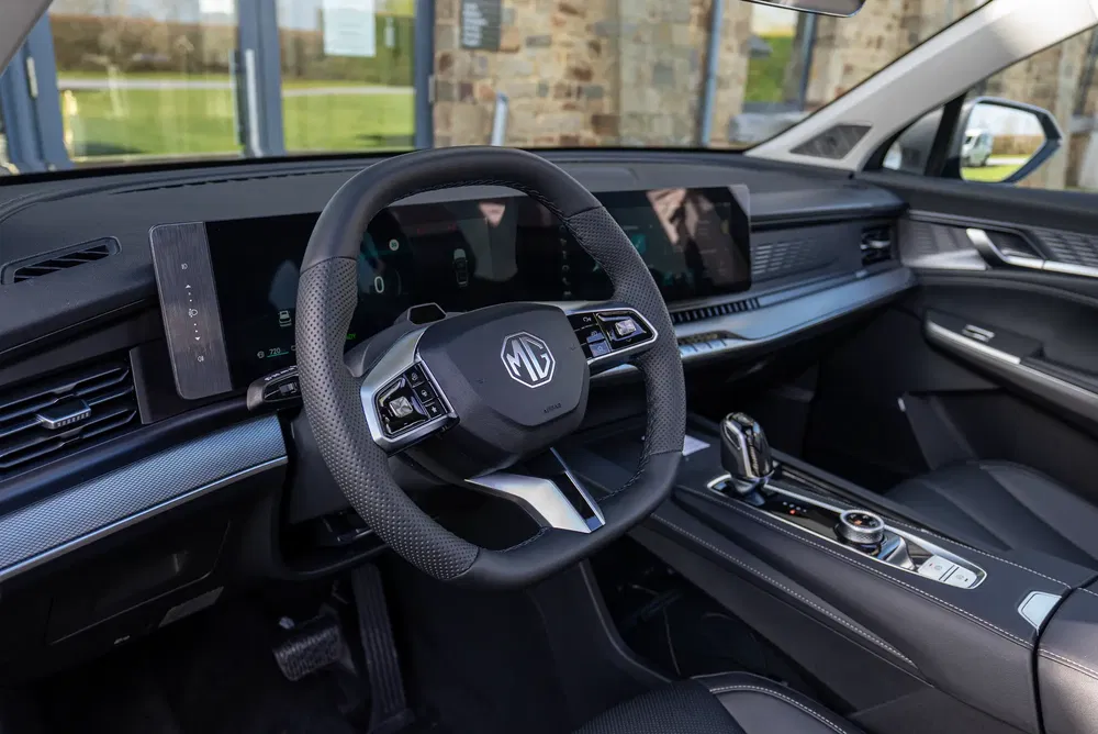 Moderne MG auto-interieur met ergonomisch stuurwiel en digitaal dashboard.