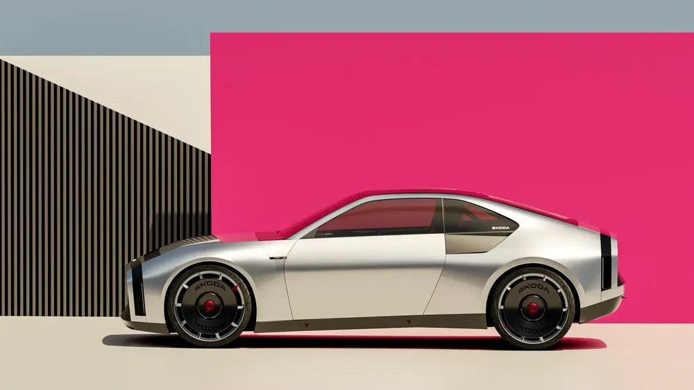 Zilveren Skoda conceptauto voor roze en zwart grafisch patroon achtergrond.