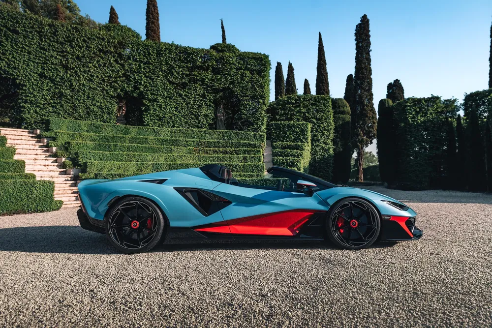 Blauw-rode Lamborghini SC20 sportauto voor weelderige tuin.