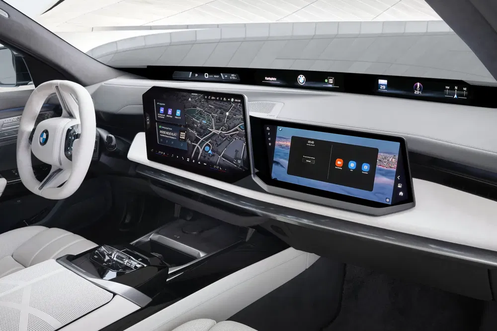 Moderne BMW-interieur met digitaal dashboard en geavanceerd touchscreen.