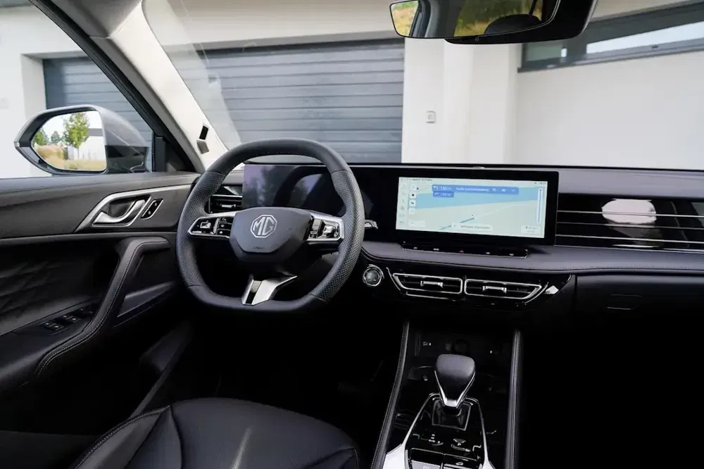 Moderne MG auto-interieur, centraal touchscreen met GPS, stijlvol lederen stuur.