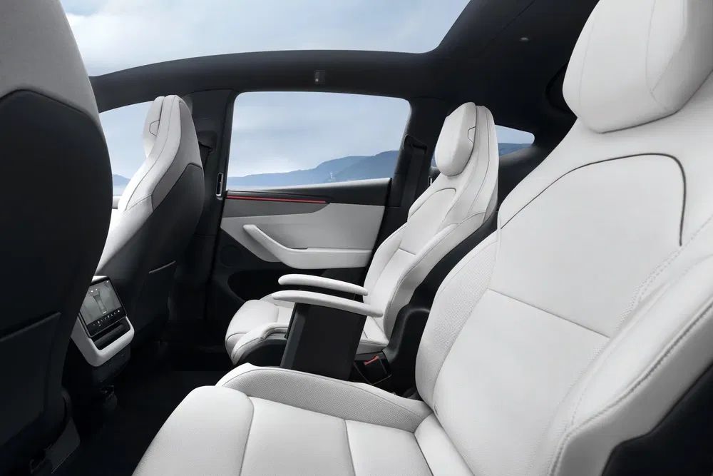 Intérieur de voiture luxueux avec sièges en cuir blanc et ciel de toit panoramique.