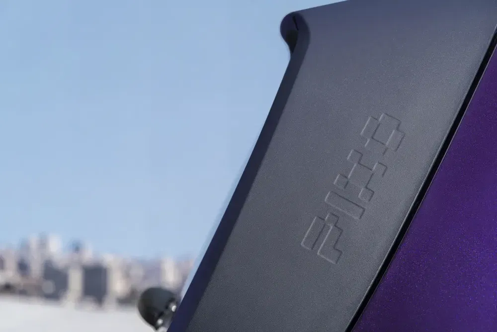 Gros plan d'un signe « PICO », design moderne contre ciel bleu.