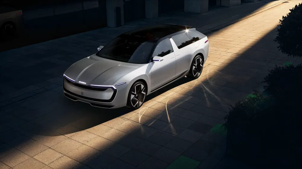 Concept elektrische auto HiPhi X op een zonnige stedelijke weg.