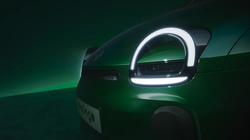 {"fr":"Gros plan sur les phares LED circulaires d'une Porsche, éclairant en vert sombre.","nl":"Close-up van circulaire LED-koplampen van een Porsche, verlichtend in donker groen."}