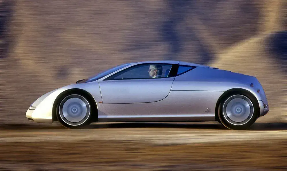 {"fr":"Concept car Italdesign Pininfarina Ethos Coupé roulant en plein désert.","nl":"Conceptauto Italdesign Pininfarina Ethos Coupé rijdend door de woestijn."}