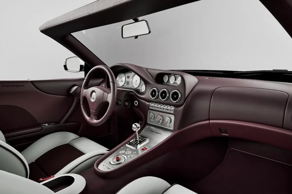 Intérieur luxueux d'une Pagani Zonda avec tableau de bord vintage et cuir bordeaux.