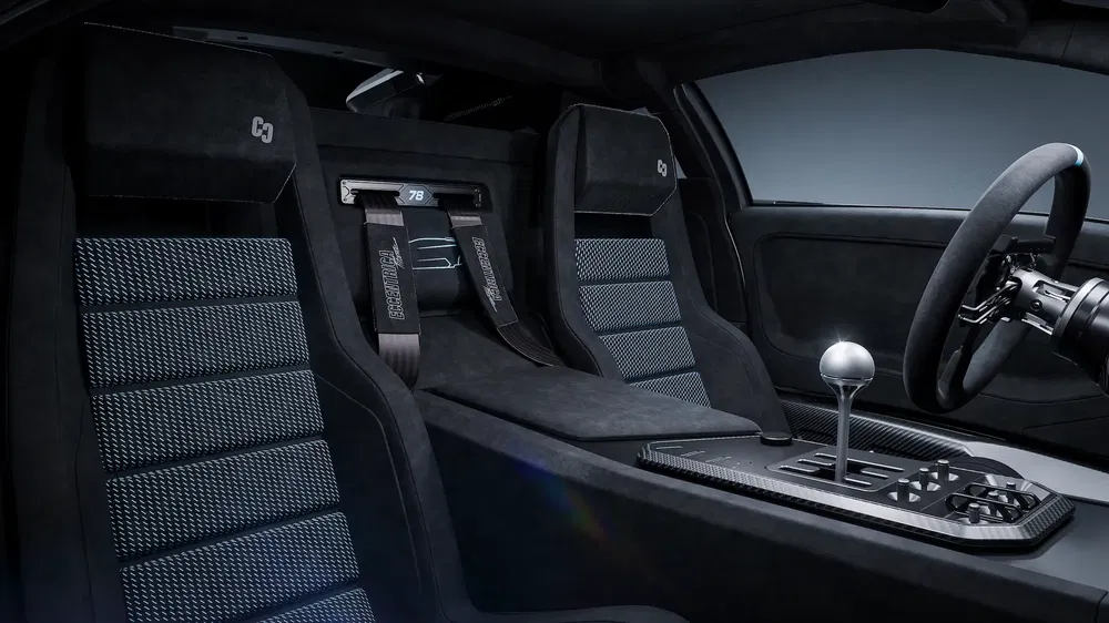 Luxe interieur van de Czinger 21C met sportstoelen en metalen versnellingspook.