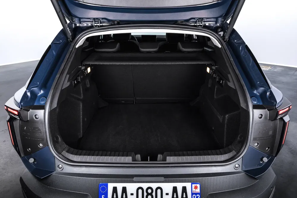 Ruime kofferbak van een moderne blauwe SUV met Frans kenteken AA-080-AA.