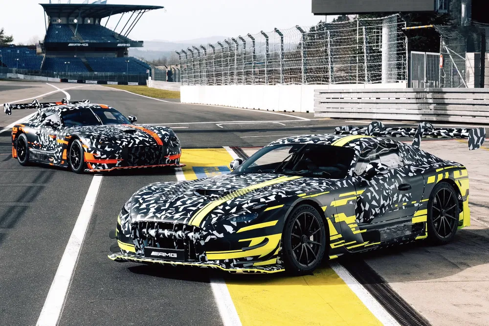 {"fr":"Deux Mercedes-AMG GT3 camouflage sur une piste de course, prêtes pour un essai haute performance.","nl":"Twee gecamoufleerde Mercedes-AMG GT3's op een racecircuit, klaar voor een hoge-prestatieproef."}