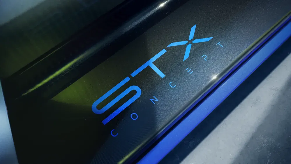 Concept-car STX en gros plan avec logo futuriste éclairé en bleu.