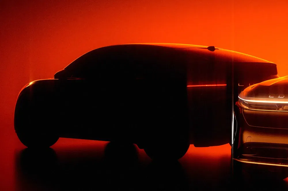 {"fr":"Silhouette de voiture mystérieuse sur fond rouge avec reflets de lumière spectaculaire.","nl":"Mysterieuze autosilhouet tegen een rode achtergrond met spectaculaire lichtreflecties."}