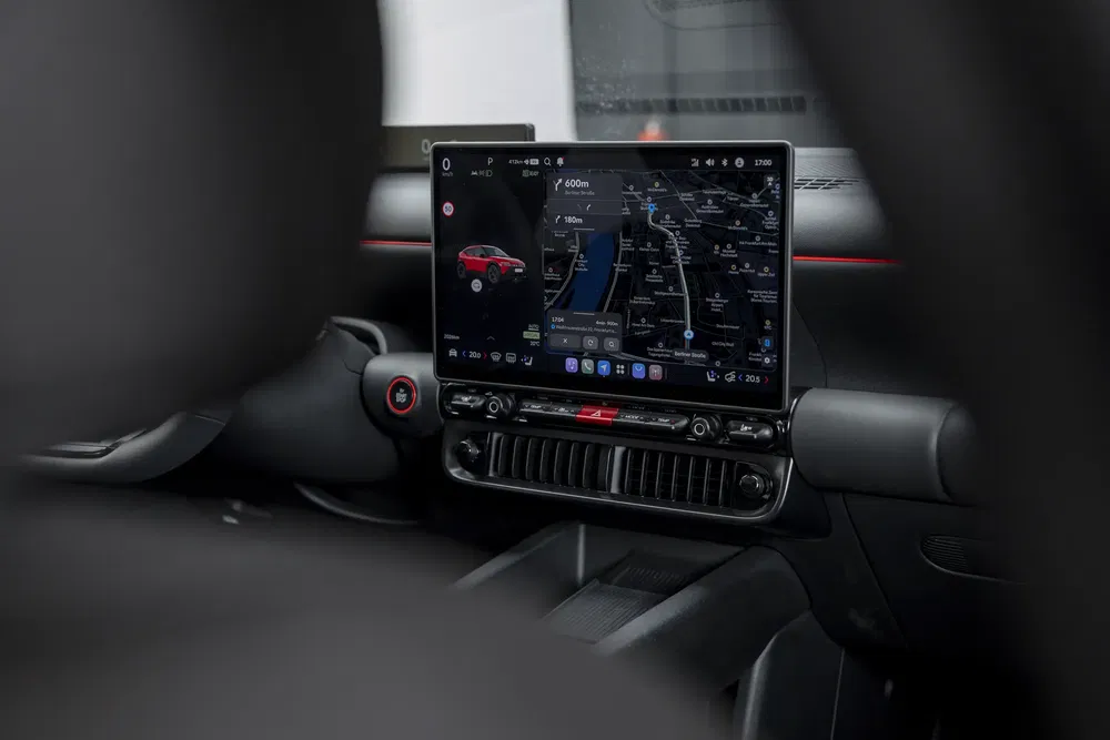 Intérieur de voiture moderne avec écran tactile de navigation affichant une carte détaillée.