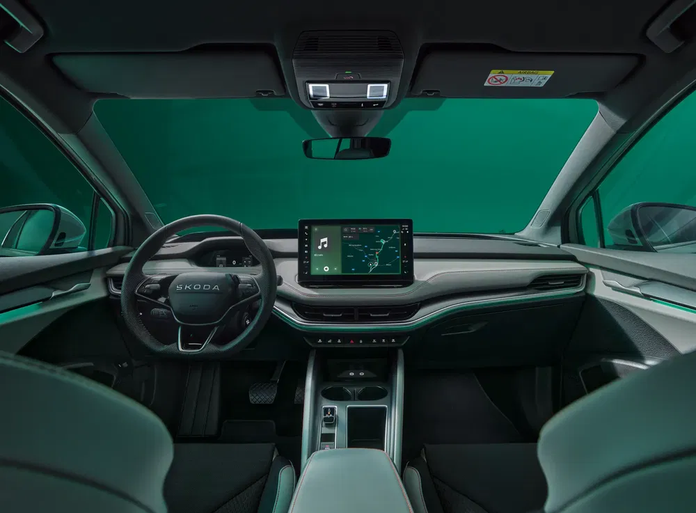 Modern interieur van Skoda met touchscreen en ergonomisch stuurwiel, stijlvolle verlichting.