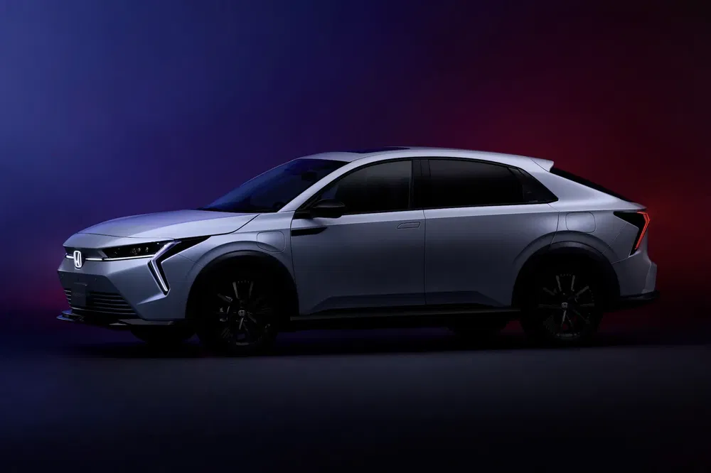 {"fr":"Profil latéral du nouvel SUV électrique de Honda avec design futuriste et lignes épurées.","nl":"Zijaanzicht van de nieuwe futuristische elektrische Honda SUV met strakke lijnen."}