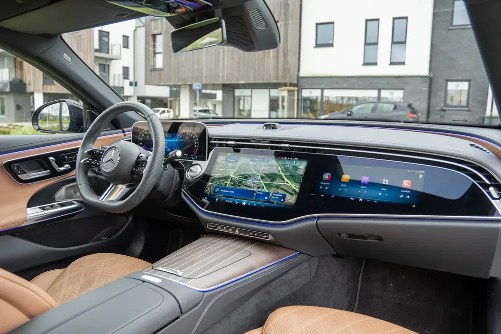 Intérieur de la Mercedes-Benz EQS avec tableau de bord numérique avancé et volants modernes.