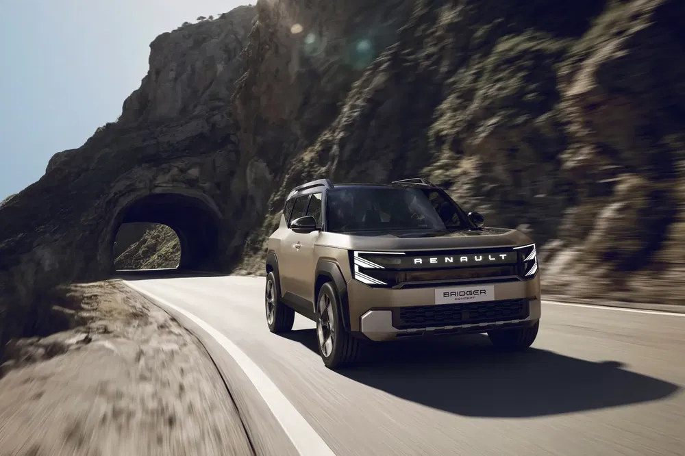 Renault 4ever Trophy SUV parcourant une route montagneuse avec un tunnel.