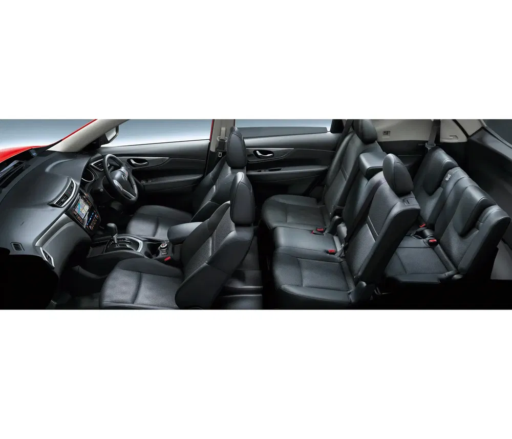 Intérieur Nissan X-Trail spacieux avec sièges en cuir noir et tableau de bord moderne.