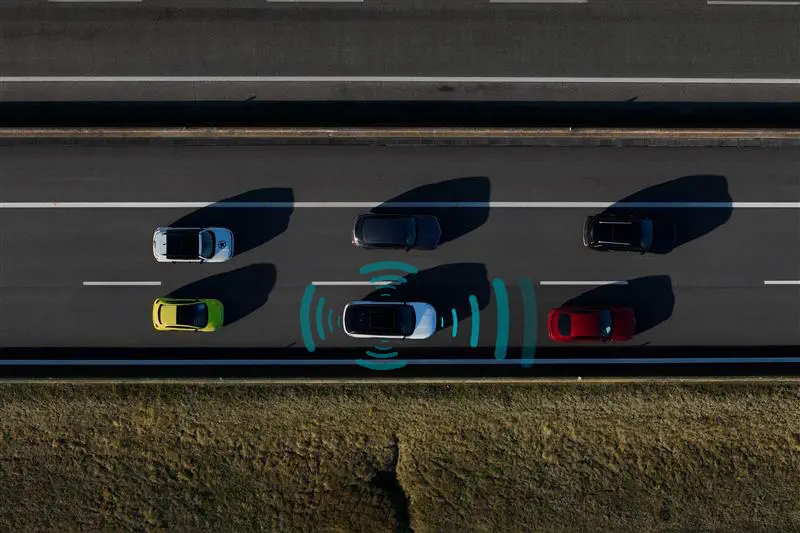 Auto met sensoren op snelweg toont autonome rijtechnologie.