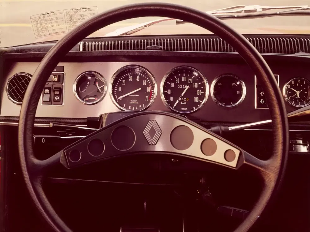 Tableau de bord d'une Renault 16 avec volant et jauges vintage.