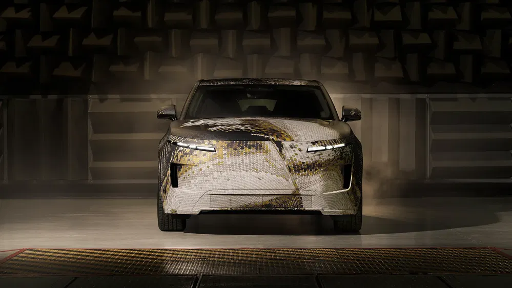 Renault Scenic E-Tech hybride camouflé dans une salle de test acoustique.