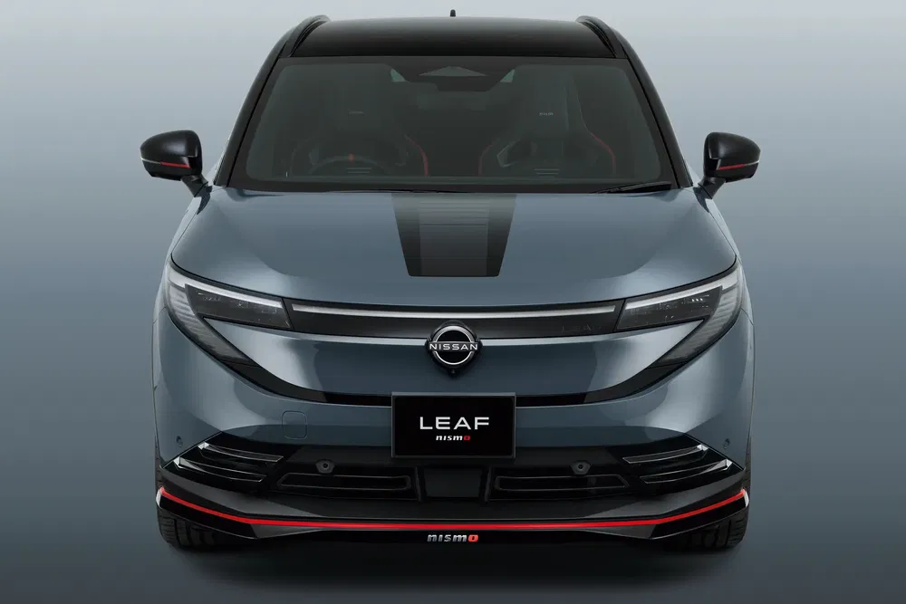 {"fr":"Nissan Leaf Nismo électrique, vue avant, design sportif et moderne, accents rouges distinctifs.","nl":"Nissan Leaf Nismo elektrische, vooraanzicht, sportief ontwerp met opvallende rode accenten."}