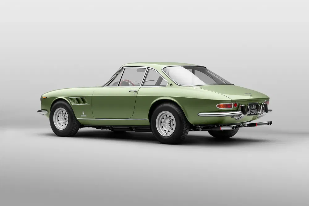 Ferrari 330 GT 2+2 verte classique, vue arrière profilée, design vintage.
