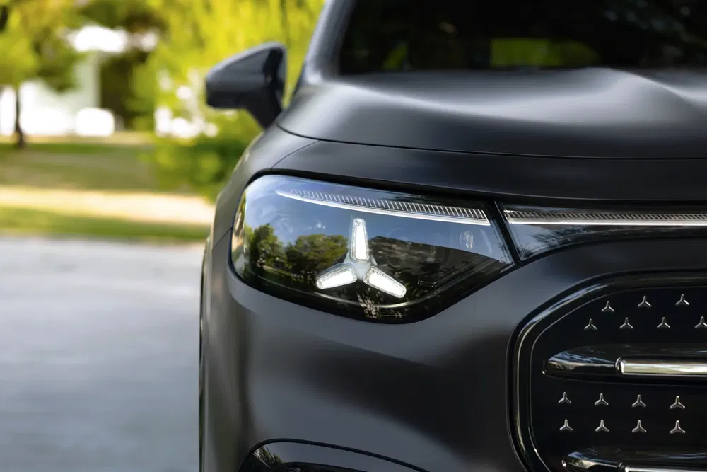 Moderne LED-koplamp van Mercedes-auto, close-up van het markante lichtontwerp.