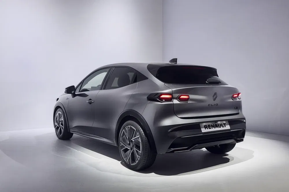 Nieuwe Renault Clio model, matte afwerking, moderne verlichting, markante achterkant in studio.